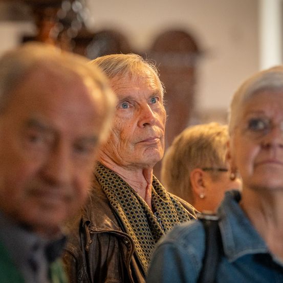 Bild enthält, Coat, Jacket, People, Person, Adult, Male, Man, Face, Portrait, Glasses