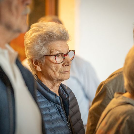 Bild enthält, Face, Head, Person, Smile, People, Adult, Male, Man, Glasses, Jacket