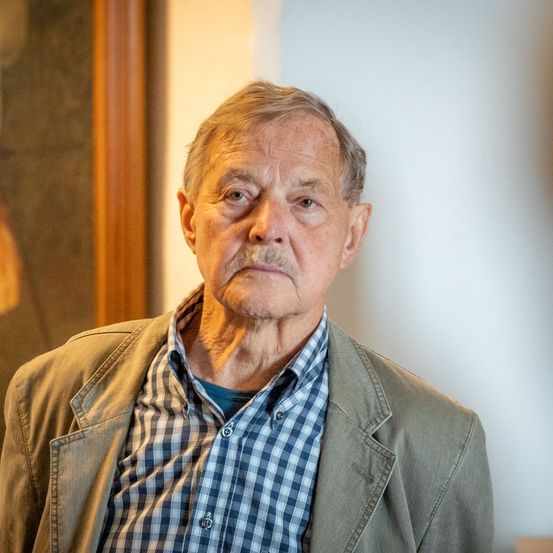 Bild enthält, Face, Person, Photography, Portrait, Senior Citizen, Adult, Male, Man, Coat, Shirt