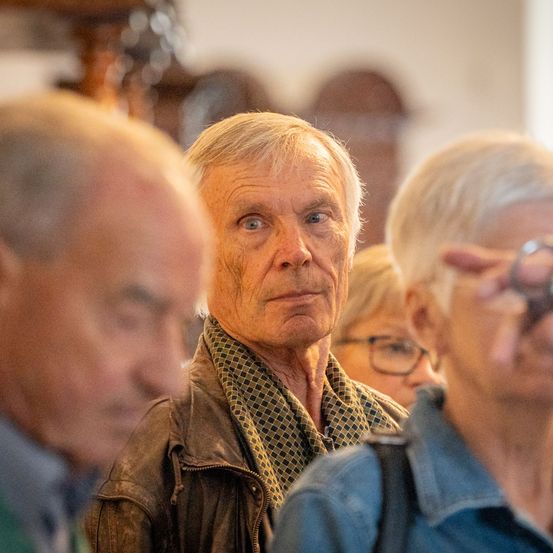 Bild enthält, Adult, Male, Man, Person, Coat, Jacket, Face, People, Glasses, Finger