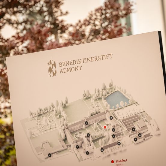 Eine Karte des Benediktinerstift Admont zeigt verschiedene beschriftete Orte, einschließlich eines Teichs und Gebäude, wobei ein hervorgehobener Punkt eine bestimmte Position angibt.