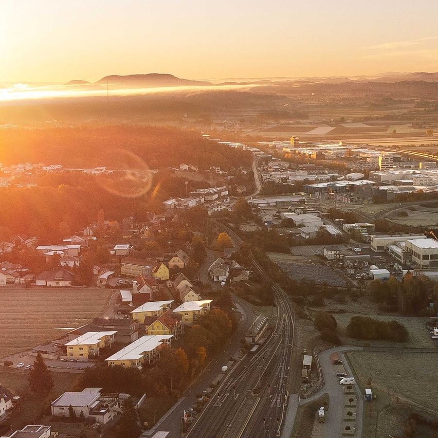 Bild enthält, Road, Building, Cityscape, Urban, Nature, Outdoors, Sky, City, Car, Flare