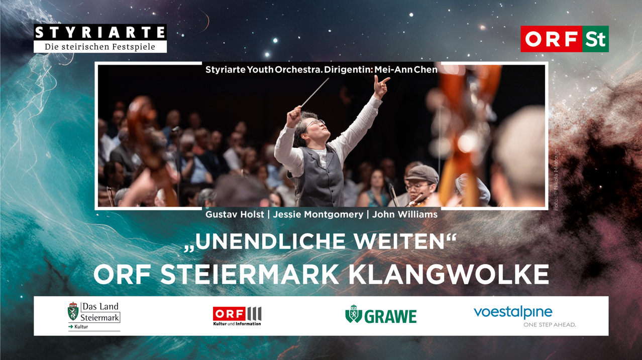 Ein Dirigent leitet das Styriarte Jugendorchester bei einer Aufführung und hält einen Taktstock. Das Publikum sitzt vor ihnen. Die Namen von Gustav Holst, Jessie Montgomery und John Williams werden angezeigt. Die Veranstaltung trägt den Titel 'Unendliche Weiten' und wird von der Steiermark Klangwolle gesponsert.