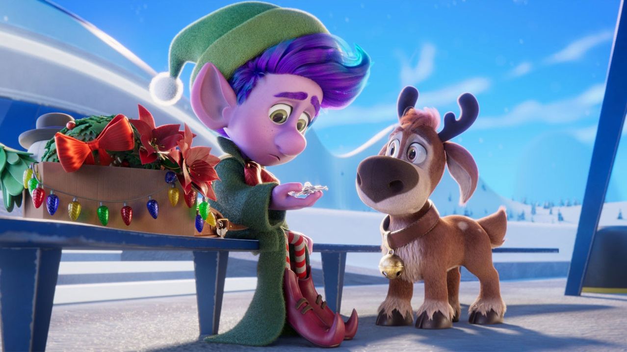 Ein animierter Elf mit lila Haaren und einem grünen Hut sitzt auf einer Bank und hält ein kleines Objekt in der Hand. Daneben steht ein Rentier mit einer Glocke an seiner Kette.