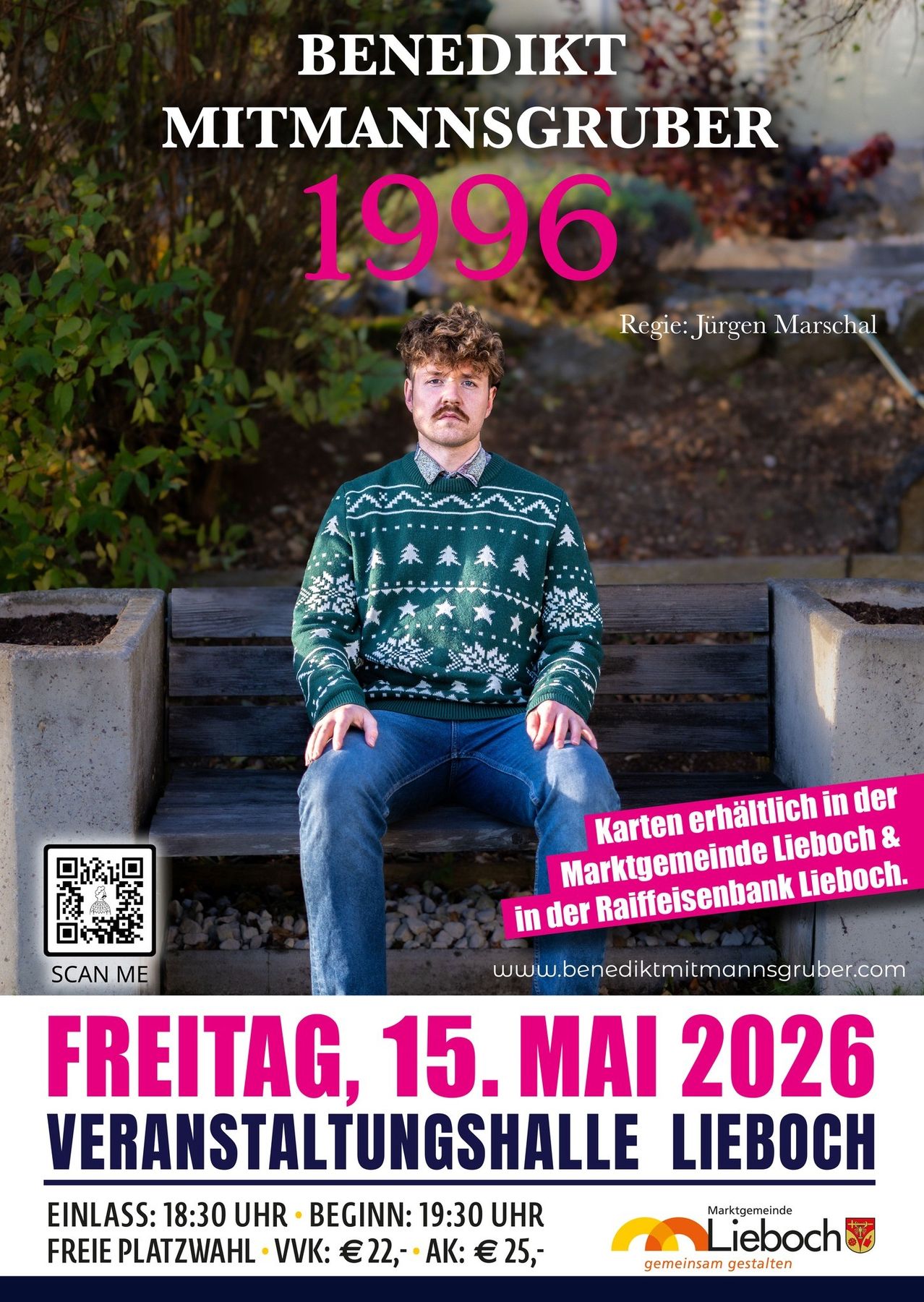 Ein Mann sitzt auf einer Parkbank und trägt einen grünen Pullover mit Sternen. Darunter steht der Text 'Freitag, 15. Mai 2026'. Links befindet sich ein QR-Code.