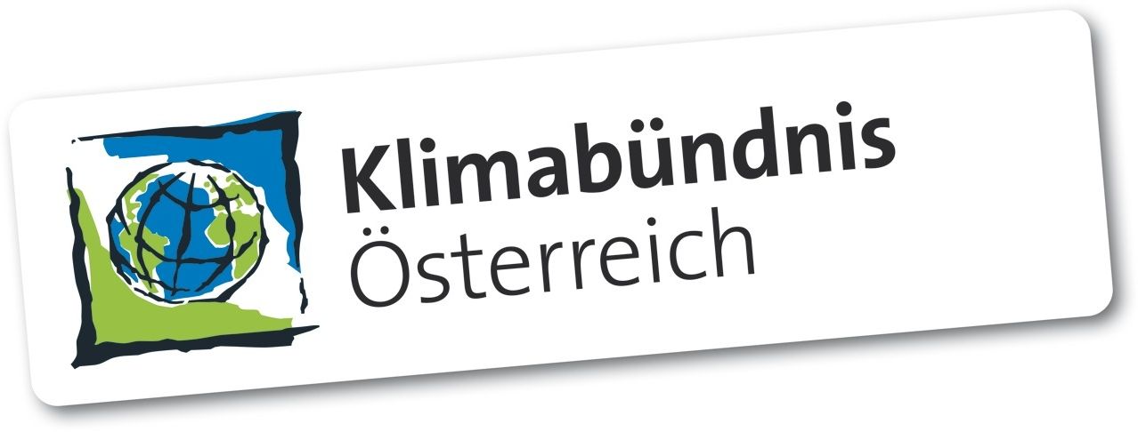 Der weiße Hintergrund zeigt die Wörter 'Klimabündnis Österreich' in Schwarz mit einem Globus-Symbol auf der linken Seite.
