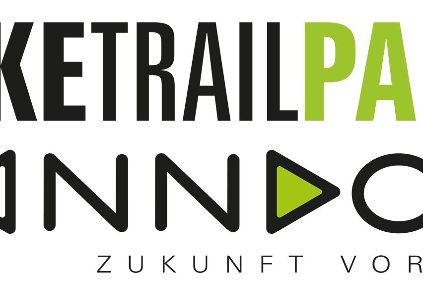 Schwarzer und grüner Text mit dem Wort 'EtRail' in einer großen Schrift, gefolgt von einem grünen Play-Symbol. Darunter steht 'NND' mit einem grünen Pfeil nach rechts. Darunter steht der Satz 'Zukunft von'.