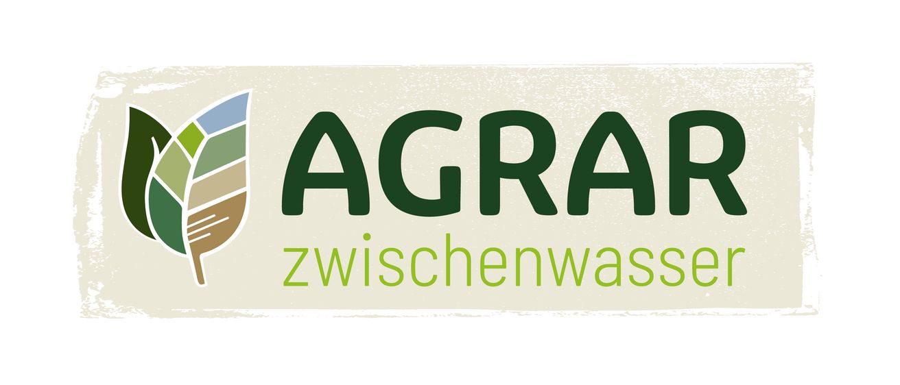 AGRAR Zwischenwasser Logo mit grünem Text auf beigem Hintergrund und einer Illustration eines Blattes.