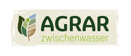 Das AGRAR Zwischenwasser-Logo zeigt ein stilisiertes Blatt auf der linken Seite und die grün geschriebenen Worte AGRAR Zwischenwasser auf einem beigefarbenen Hintergrund.
