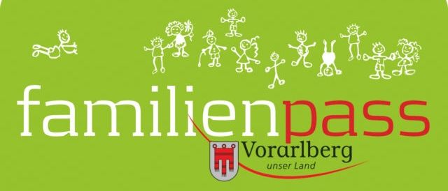 Ein grünes Poster mit dem Text 'familien pass' und einer roten Linie durchkreuzt. Es hat ein Familiensymbol und die Worte 'Vorarlberg unser Land'.