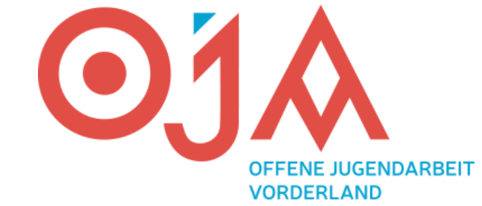 Das Logo für Offene Jugendarbeit in Vorderland zeigt ein rotes und blaues Design mit den Buchstaben OJA in stilisierter Form. Darunter steht 'Offene Jugendarbeit Vorderland'.