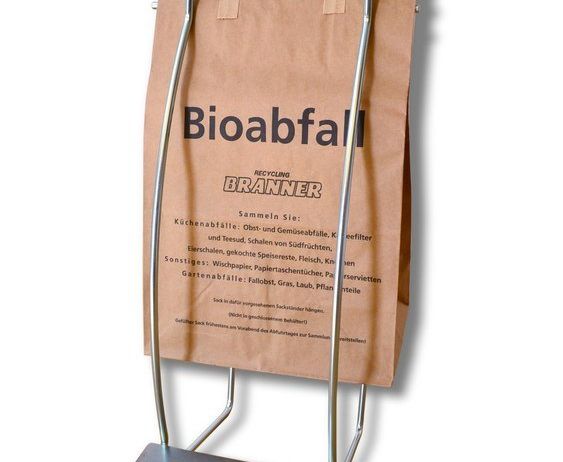 Ein Metallständer hält einen braunen Papiersack mit der Aufschrift Bioabfall Recycling Brandner. Er enthält Richtlinien zur Sammlung von Küchenabfällen und anderen Wertstoffen.