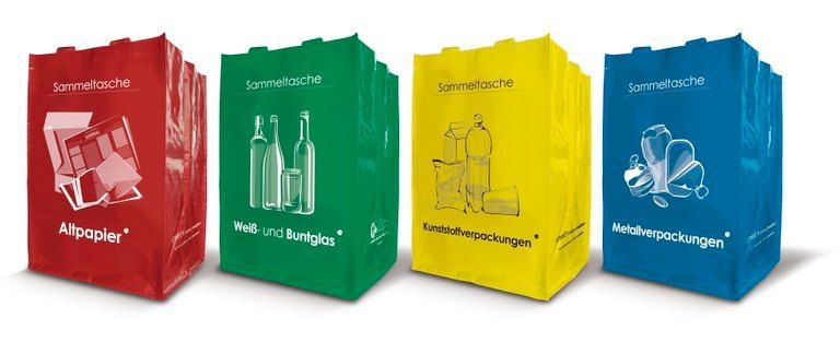 Vier Recyclingbeutel werden gezeigt. Der rote Beutel ist für Altpapier, der grüne für Glas, der gelbe für Kunststoffverpackungen und der blaue für Metallverpackungen.