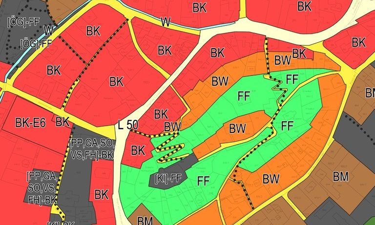 Das Bild zeigt eine Karte mit verschiedenen farbcodierten Bereichen und beschrifteten Abschnitten. Rote, gelbe und grüne Zonen sind mit Abkürzungen wie BK, BW und FF markiert. Ein zentraler Bereich ist grün hervorgehoben und mit mehreren Etiketten und einem gepunkteten Pfad versehen.
