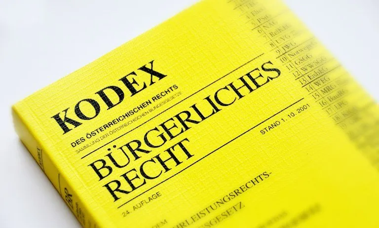 Ein gelbes Buch mit dem Titel 'Kodex' und 'Bürgerliches Recht'. Es steht 'Stand 1.1.2001' und ist die 24. Auflage. Das Buch wird vom Bundesgesetzblatt veröffentlicht.
