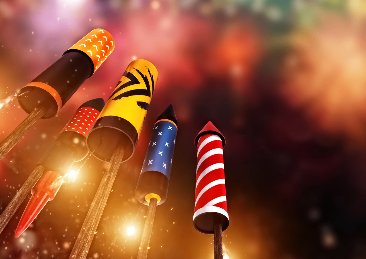 Ein lebendiges Bild, das eine Sammlung von Feuerwerken zeigt, darunter ein rot-weiß gestreifter Rakete, eine blau-weiße sternförmige Rakete und andere. Sie stehen vor einem farbenfrohen, festlichen Hintergrund.