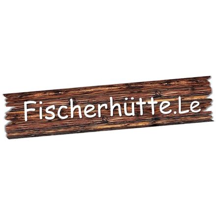 Ein Holzschild mit rauem Aussehen zeigt den Text 'Fischerhuette.Le' in weißer Schrift. Das Schild wird wahrscheinlich für Werbung oder Identifikation verwendet.