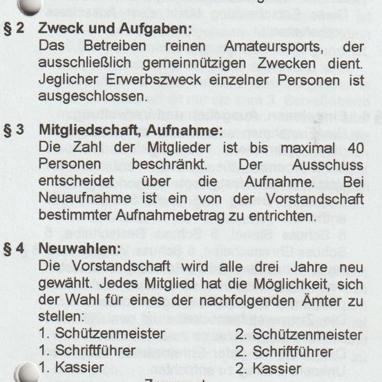Abschnitt 2 beschreibt Zweck und Aufgaben, die ausschließlich dem Amateursport dienen und dem Gemeinwohl dienen. Jeder kommerzielle Zweck einzelner Personen ist ausgeschlossen. Abschnitt 3 behandelt die Mitgliedschaft, wobei die Anzahl auf 40 begrenzt ist. Der Vorstand entscheidet über die Aufnahme, mit einer von der Vorstandschaft festgelegten Gebühr für Neuaufnahmen. Abschnitt 4 erklärt die Wiederwahlen, wobei der Vorstand alle drei Jahre neu gewählt wird. Mitglieder können für eine der folgenden Positionen kandidieren: 1. Schützenmeister, 2. Schriftführer, 1. Kassier, 2. Kassier.