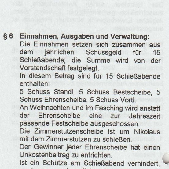Abschnitt 6 behandelt die jährlichen Einnahmen, Ausgaben und Verwaltung, einschließlich Beiträgen für 15 Schießabende, mit spezifischen Beträgen für Stände, Best, Ehren und Vorwärtspositionen. Anstelle von Ehrengutscheinen werden für Weihnachten und Fasching spezielle Festgutscheine verwendet. Der Zimmerunterstützungsgutschein wird für das Schießen mit Nikolaus verwendet.