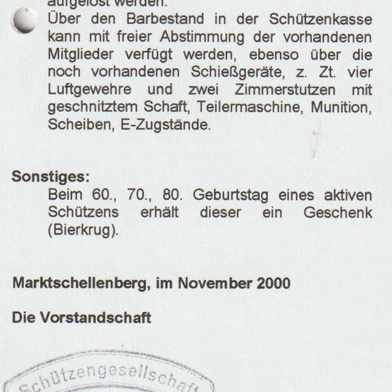 Das Dokument beschreibt den Bestand der Schützenkasse, einschließlich verfügbarer Schusswaffen und Ausrüstung. Es erwähnt die Feier der 60., 70. und 80. Geburtstage aktiver Mitglieder mit einem Geschenk und wurde im November 2000 in Marktschellenberg herausgegeben.