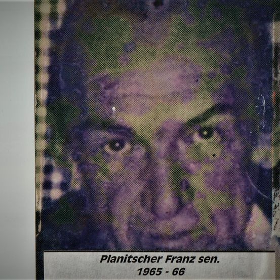 Ein verblasstes Foto des Gesichts eines Mannes mit lila Farbtönen. Der Text lautet 'Planitscher Franz sen. 1965 - 66'.