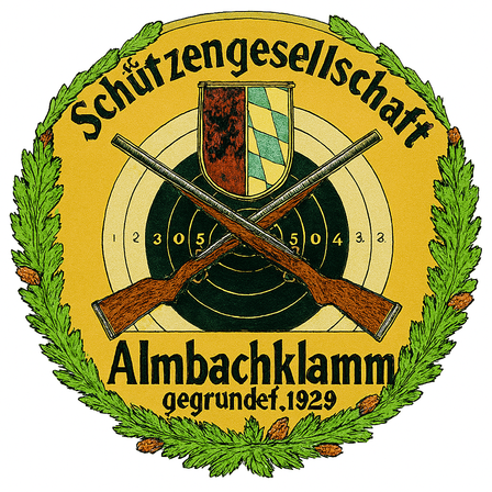Das Logo der Schutzengesellschaft Almbachklamm, gegrundet 1929, zeigt zwei gekreuzte Gewehre uber einem Ziel mit Nummern und einem Wappenschild. Ein Kranz umgibt das Emblem.
