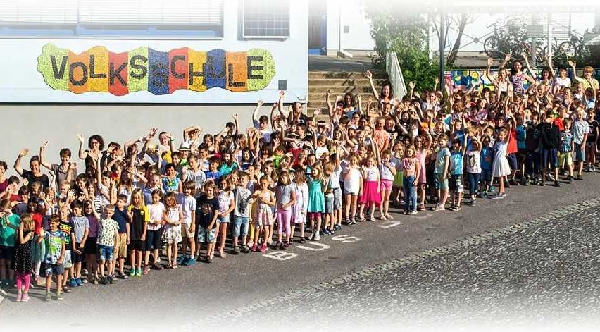 Bild enthält, People, Person, School, Walking