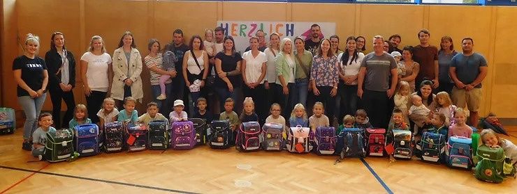 Bild enthält, Groupshot, Person, People, Accessories, Bag, Handbag, Clothing, Footwear, Shoe, Hat