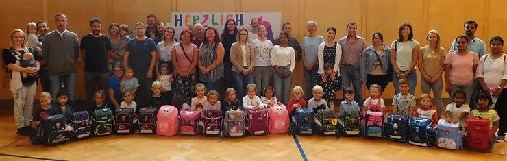 Bild enthält, People, Person, Groupshot, Accessories, Bag, Handbag, Architecture, Building, School, Classroom