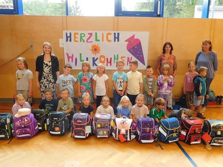 Bild enthält, Adult, Female, Person, Woman, People, Shoe, Bag, Glasses, Handbag, Kindergarten