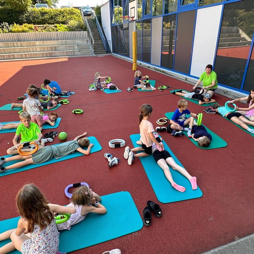 Bild enthält, Pilates, Child, Female, Girl, Person, Boy, Male, Car, Adult, Man