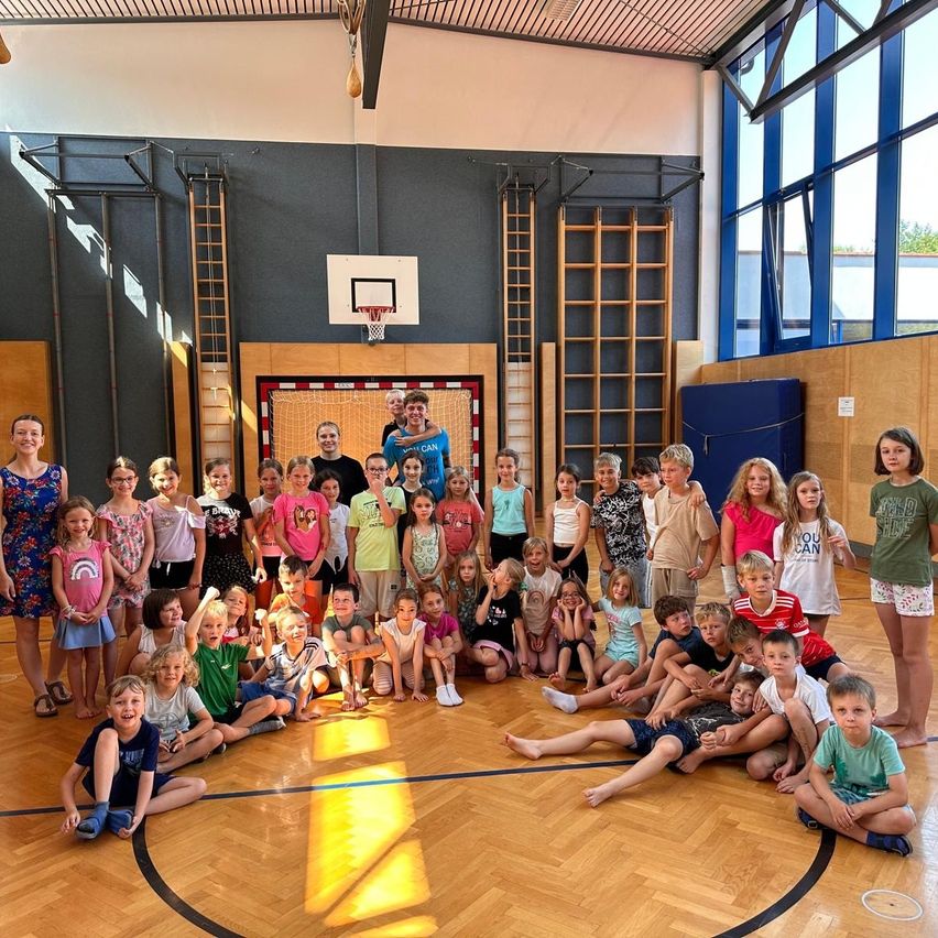 Bild enthält, People, Person, Boy, Child, Male, Clothing, Shorts, Basketball Game, Sport, Floor