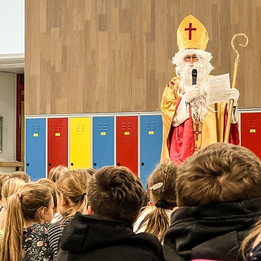 Bild enthält, Person, Adult, Male, Man, Child, Female, Girl, Bride, Woman, Boy