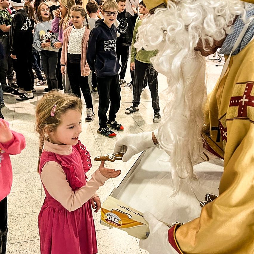 Bild enthält, Child, Female, Girl, Person, Festival, Glove, Christmas, Santa Claus, People, Glasses