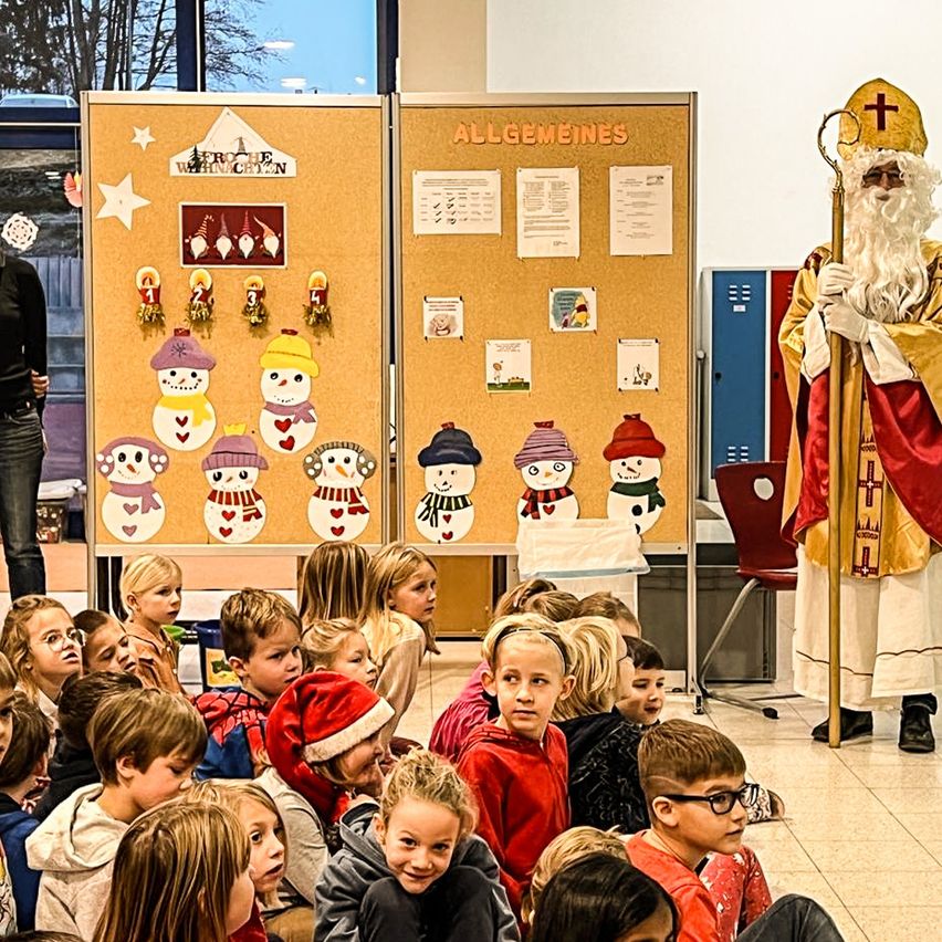 Bild enthält, Person, Indoors, Boy, Child, Male, Jeans, Baby, Coat, Shoe, Face