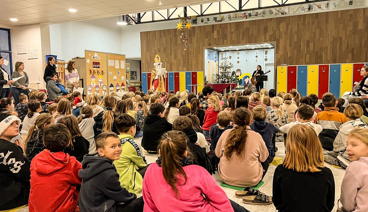 Bild enthält, People, Person, School, Classroom, Adult, Female, Woman, Boy, Child, Male