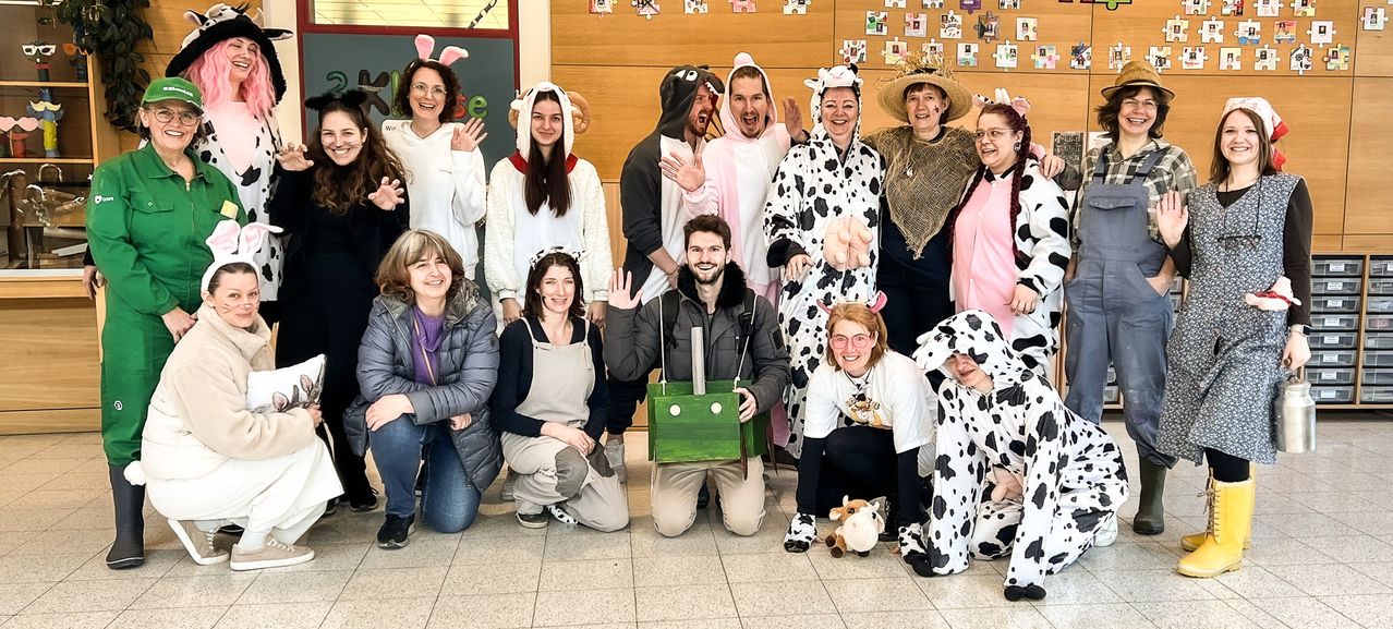 Bild enthält, Groupshot, Person, People, Adult, Female, Woman, Male, Man, Coat, Shoe