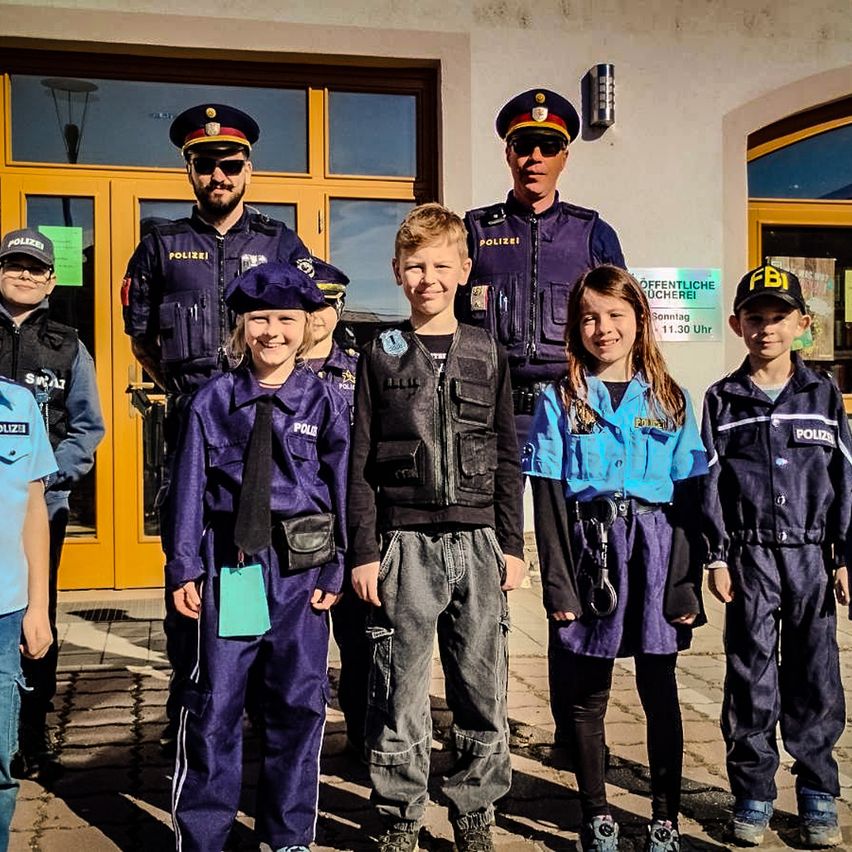 Bild enthält, Jeans, Pants, People, Person, Boy, Child, Male, Female, Girl, Teen