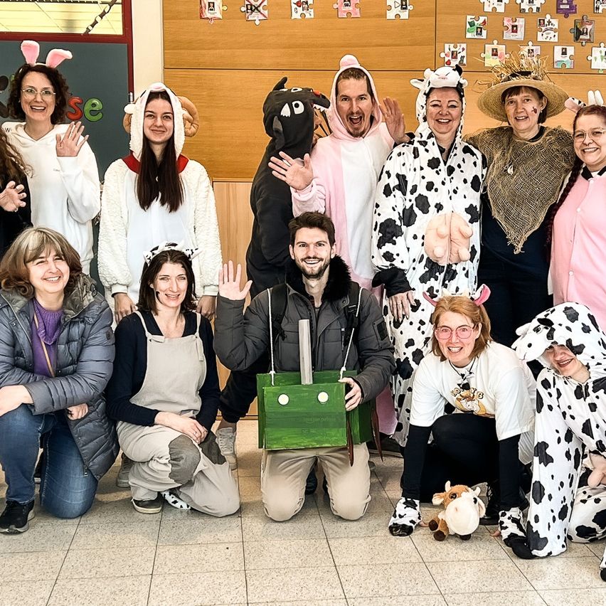 Bild enthält, People, Person, Groupshot, Adult, Female, Woman, Male, Man, Shoe, Jeans
