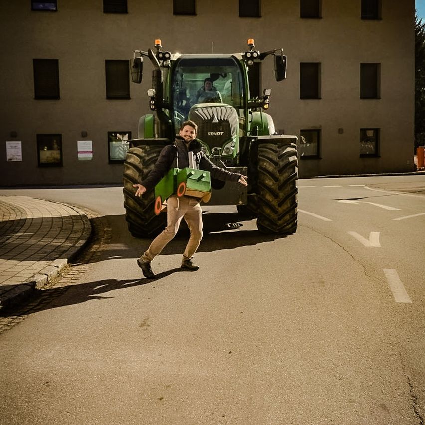 Bild enthält, City, Shorts, Adult, Male, Man, Person, Road, Street, Hardhat, Handbag