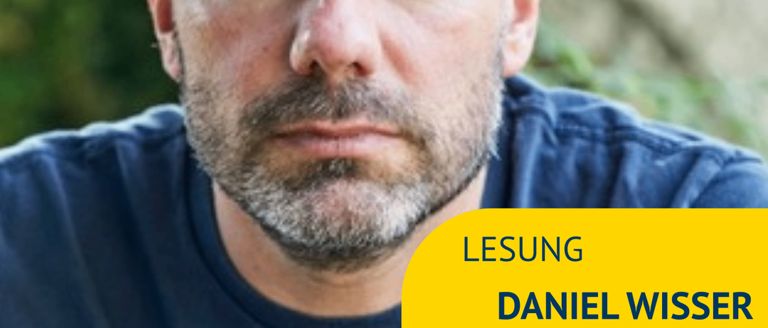 Ein Mann mit Bart und Schnurrbart schaut nach vorne. Textüberlagerung: Daniel Wisser, Smart City, 27. Februar, Freitag, 19 Uhr.