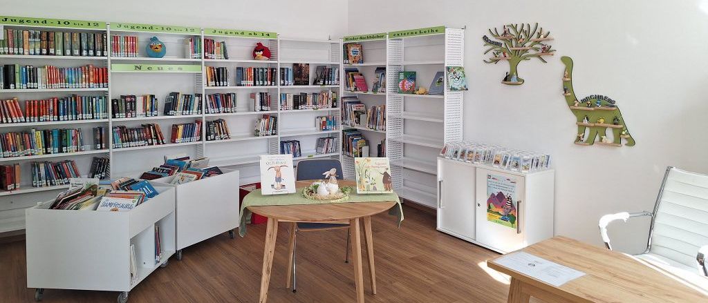 Bild enthält, Furniture, Book, Indoors, Library, Publication, Bookcase, Plant, Chair, Architecture, Building