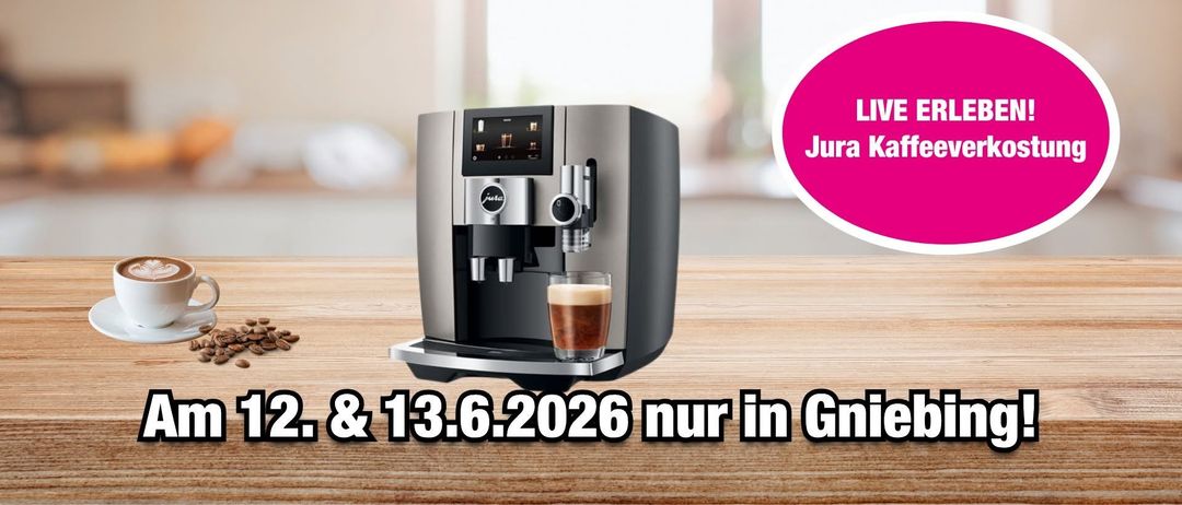 Eine Jura Espressomaschine auf einem Holztisch mit einer Tasse Kaffee. Das Datum und der Ort werden angezeigt.