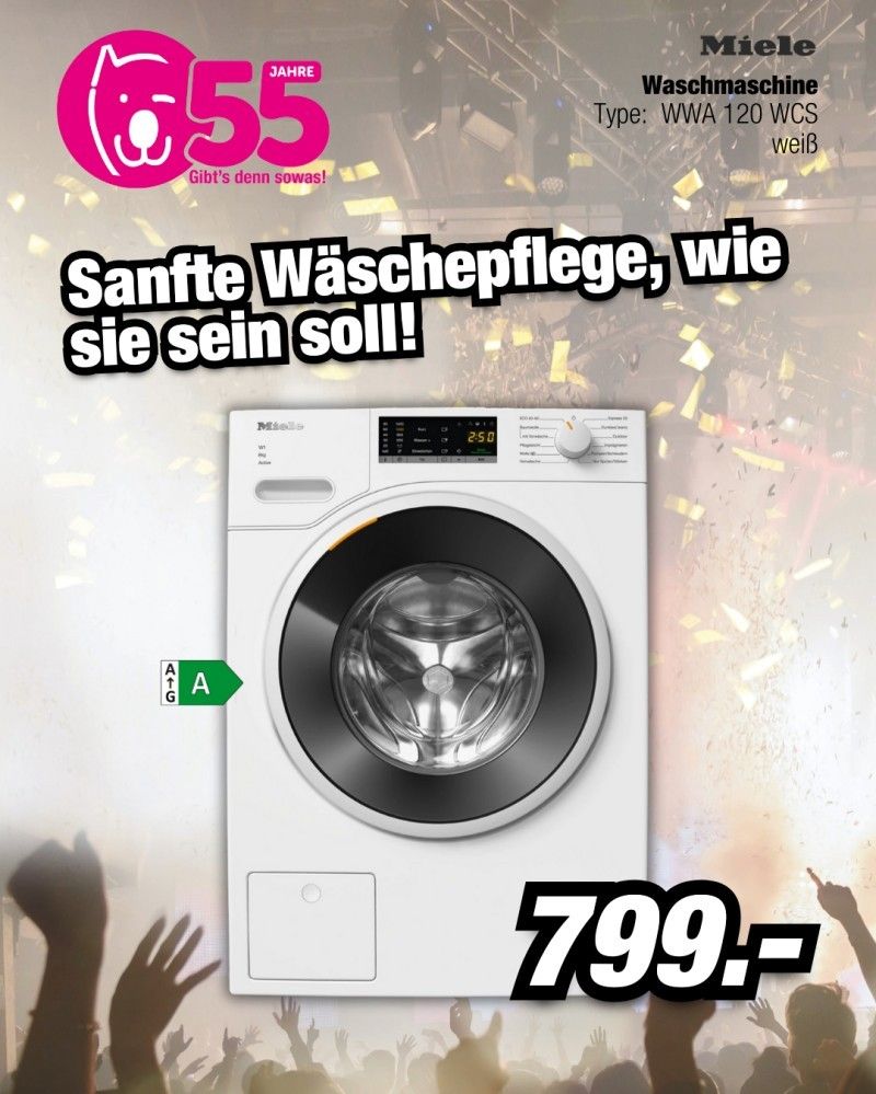 Eine Werbung für eine Waschmaschine zeigt eine weiße Frontlader-Waschmaschine mit einer Glastür, einem Display und einem grünen Energieeffizienzetikett. Der Hintergrund hat Konfetti und ein rosa und weißes Logo.