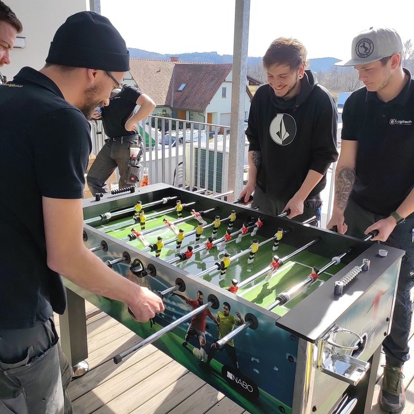 Bild enthält, Boy, Male, Person, Teen, Wristwatch, Clothing, Footwear, Shoe, Face, Head