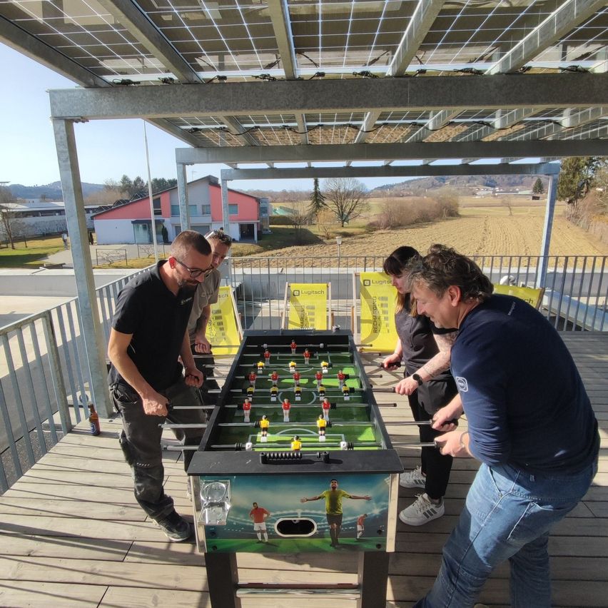 Bild enthält, Pants, Person, Portrait, Adult, Male, Man, Shoe, Jeans, Outdoors, Table