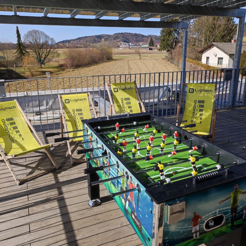 Bild enthält, Housing, Porch, Person, Furniture, Table, Outdoors, Chair, Wood, Patio, Deck