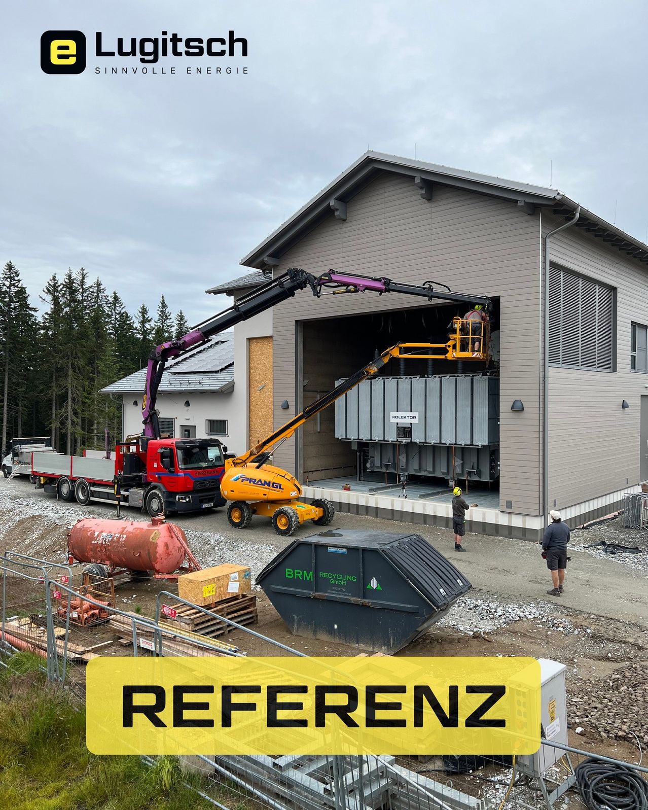 Eine Baustelle mit einem großen Baufahrzeug und Arbeitern, die Geräte in einem Gebäude installieren. Ein LKW ist in der Nähe geparkt, und ein Container steht auf dem Boden.