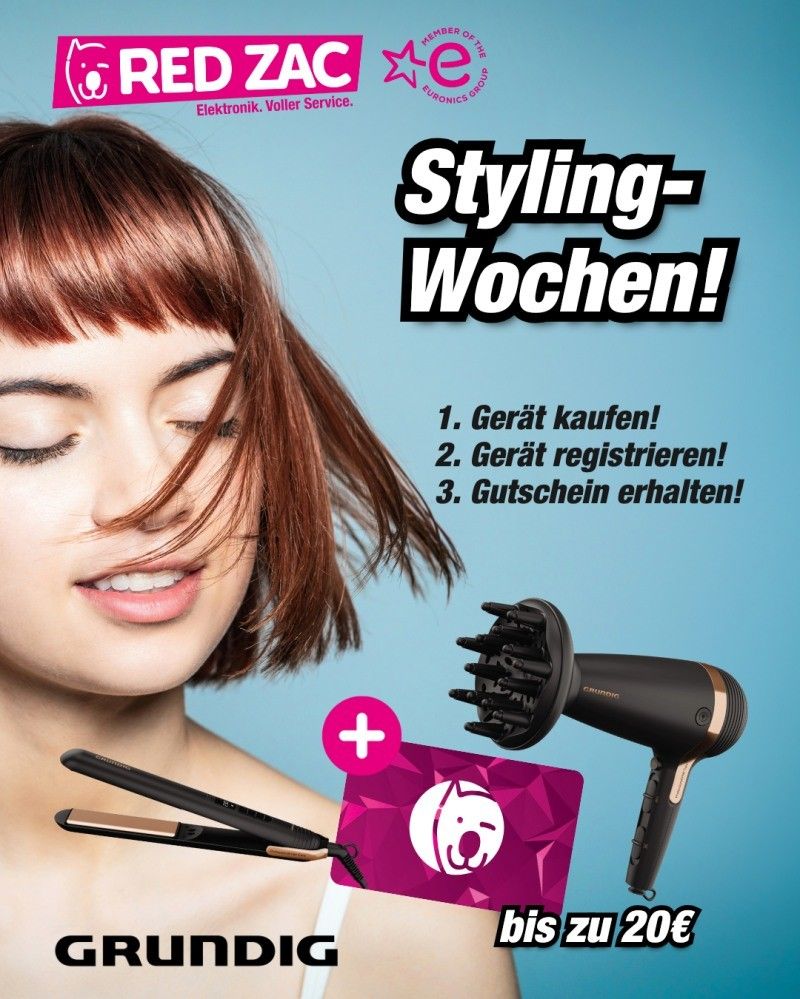 Eine Werbung mit einer Frau mit kurzen braunen Haaren, die ein Glätteisen und einen Haartrockner hält. Der Plakat hat einen blauen Hintergrund und die Worte 'Styling-Wochen!' in schwarz. Das Plakat zeigt auch drei Schritte, die zu befolgen sind.