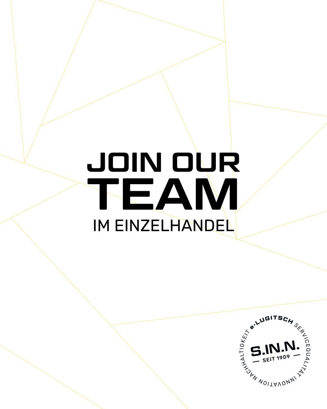 Ein weißer Hintergrund mit schwarzem Text, der 'Join Our Team' in fetten Buchstaben und 'Im Einzelhandel' in kleineren Buchstaben sagt. Ein Logo und ein Zertifizierungszeichen sind vorhanden.